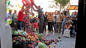 Agricultores arrojan fruta