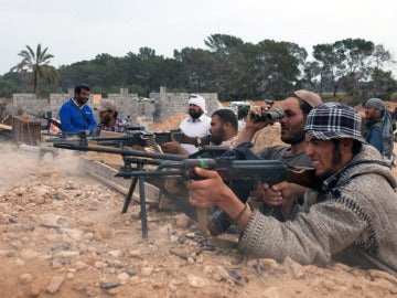 Rebeldes libios disparan en un entrenamiento.