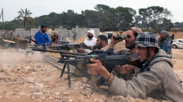 Rebeldes libios disparan en un entrenamiento.