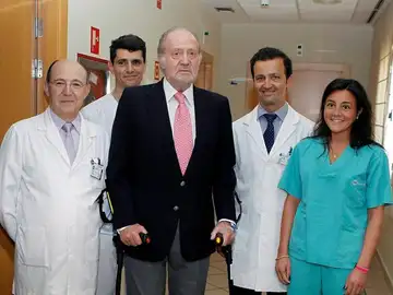 El Rey, con el equipo médico El Rey, con el equipo médico