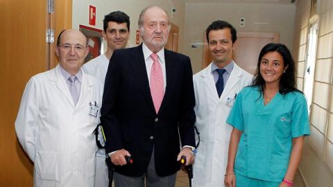 El Rey, con el equipo m&eacute;dico