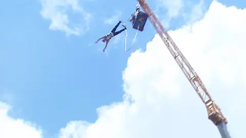 Saltar desde una grúa para combatir el estrés de la Selectividad Saltar desde una grúa para combatir el estrés de la Selectividad