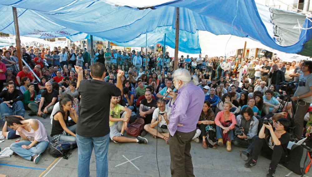 Los indignados del 15-M se preparan para levantar el campamento.