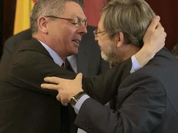 Jaime Lissavetzky felicita a Alberto Ruiz-Gallardón Jaime Lissavetzky felicita a Alberto Ruiz-Gallardón