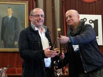 Juan Carlos Izaguirre recibe el bastón de mando Juan Carlos Izaguirre recibe el bastón de mando