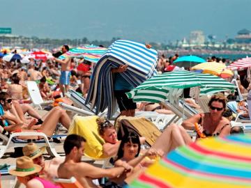 Playas y piscinas calientan motores para un largo verano