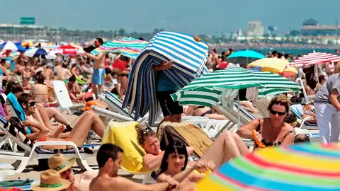 Playas y piscinas calientan motores para un largo verano Playas y piscinas calientan motores para un largo verano