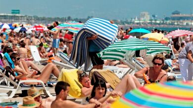 Playas y piscinas calientan motores para un largo verano