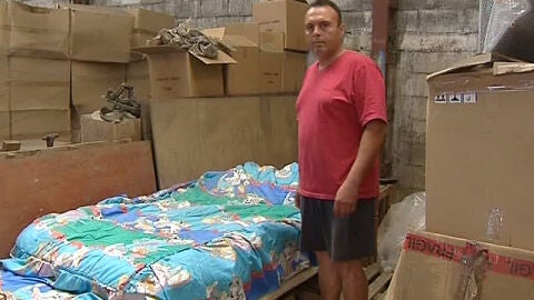 Miguel Ruiz muestra la cama que ha instalado en su negocio para evitar que le roben