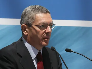 Gallardón insiste en que la Justicia seguirá actuando contra el entorno de ETA. Gallardón insiste en que la Justicia seguirá actuando contra el entorno de ETA.