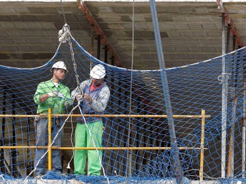 En la imagen, varios trabajadores de la construcción