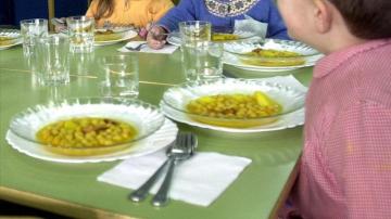 Varios niños en el comedor del colegio