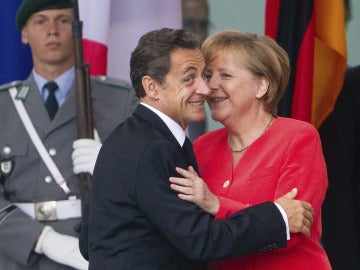 Angela Merkel junto a Nicolás Sarkozy