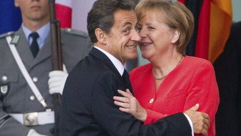 Angela Merkel junto a Nicol&aacute;s Sarkozy