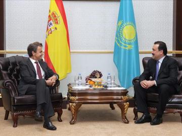 José Luis Rodríguez Zapatero, que conversa con el primer ministro de Kazajistán, Karim Massimov