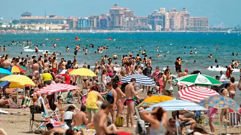 La playa de La Malvarrosa en Valencia La playa de La Malvarrosa en Valencia