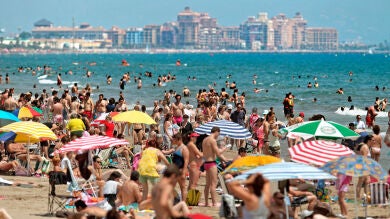 Las playas y las terrazas, abarrotadas en el último fin de semana de la primavera