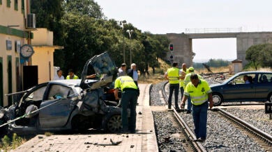 Una niña de 14 años muerta y cuatro heridos tras ser su vehículo arrollado por un tren