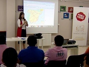 La Fundación Antena 3 ofrece cursos de circulación para extranjeros