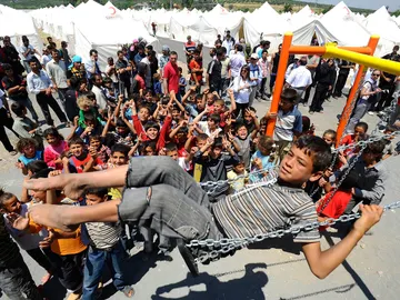 Varios niños juegan en un campamento de refugiados en Siria Varios niños juegan en un campamento de refugiados en Siria