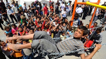 Varios niños juegan en un campamento de refugiados en Siria