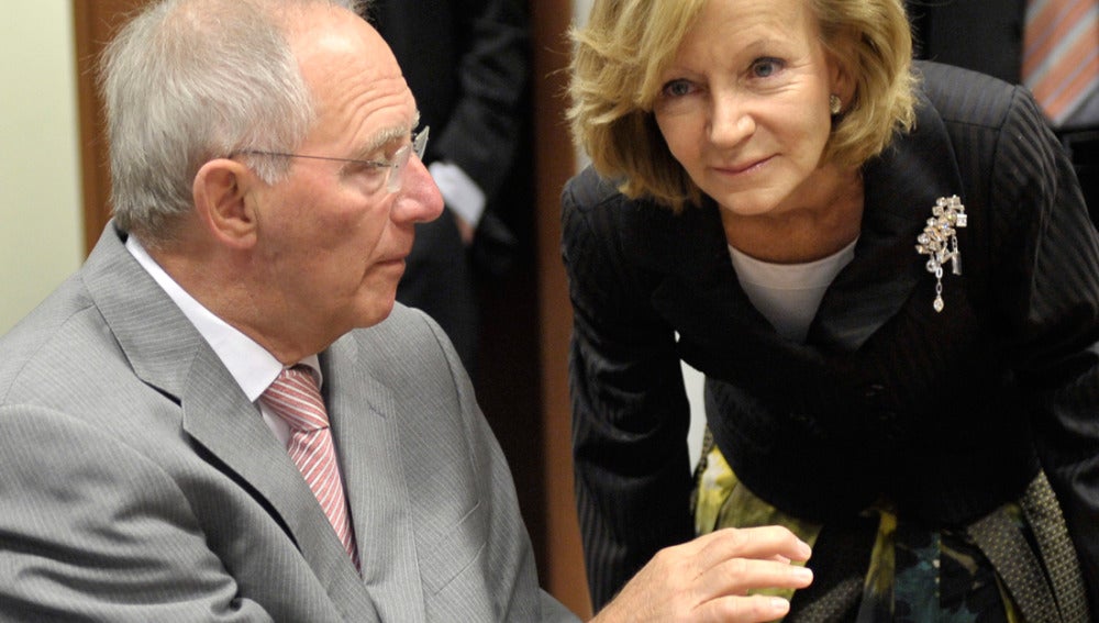 Elena Salgado conversa con  el ministro alemán de Finanzas, Wolfgang Schäuble