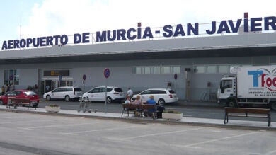 Cierran el aeropuerto de Murcia una hora por el accidente de un avión militar