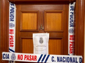 Entrada a la vivienda en donde vivía la niña de ocho años que ayer falleció por las lesiones sufridas tras una paliza Entrada a la vivienda en donde vivía la niña de ocho años que ayer falleció por las lesiones sufridas tras una paliza