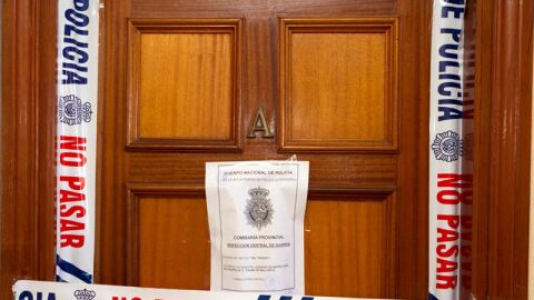 Entrada a la vivienda en donde viv&iacute;a la ni&ntilde;a de ocho a&ntilde;os que ayer falleci&oacute; por las lesiones sufridas tras una paliza