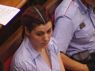 La acusada Yasmina F. se sienta en el banquillo de los acusados.