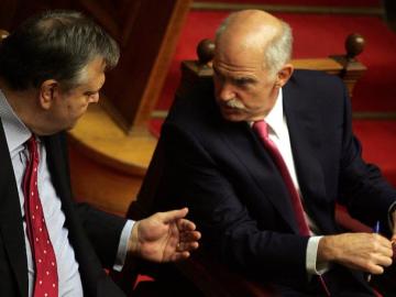 El ministro de Finanzas griego, Evangelos Venizelos, y el primer ministro, Yorgos Papandréu
