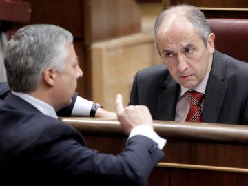 El ministro de Fomento, José Blanco, charla con el portavoz del PNV, Josu Erkoreka