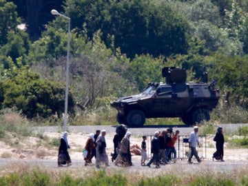 Ciudadanos sirios caminan hacia la frontera con Turquía