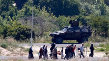 Ciudadanos sirios caminan hacia la frontera con Turquía