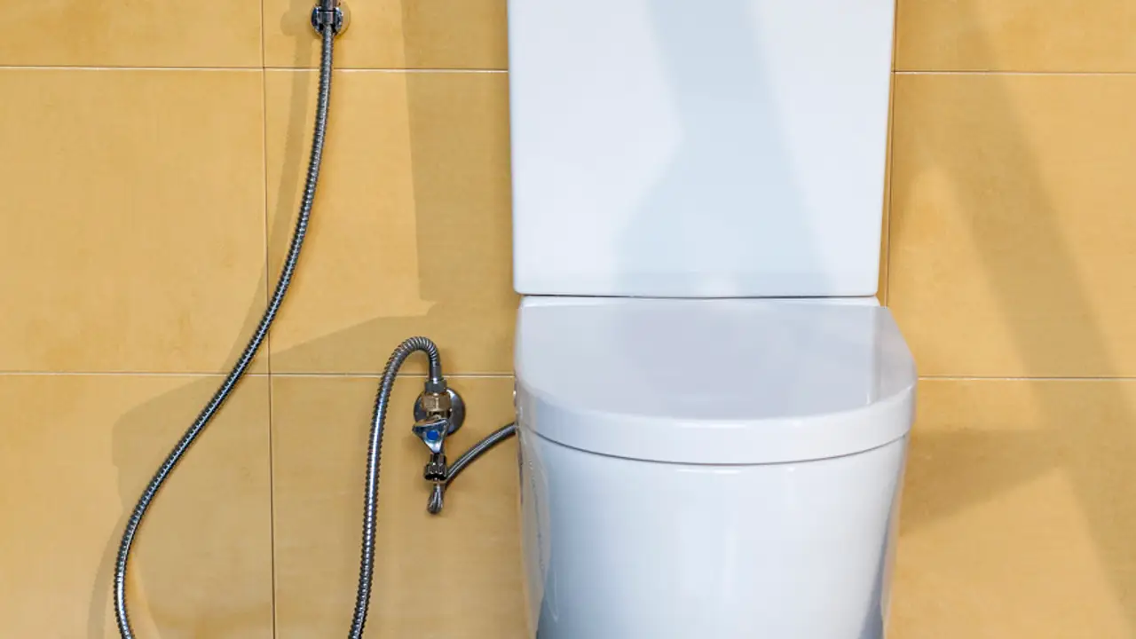 Cómo instalar una ducha de bidé para inodoro - Bricomanía 