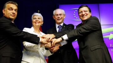 La cumbre de la UE acuerda ayudar a Grecia con condiciones