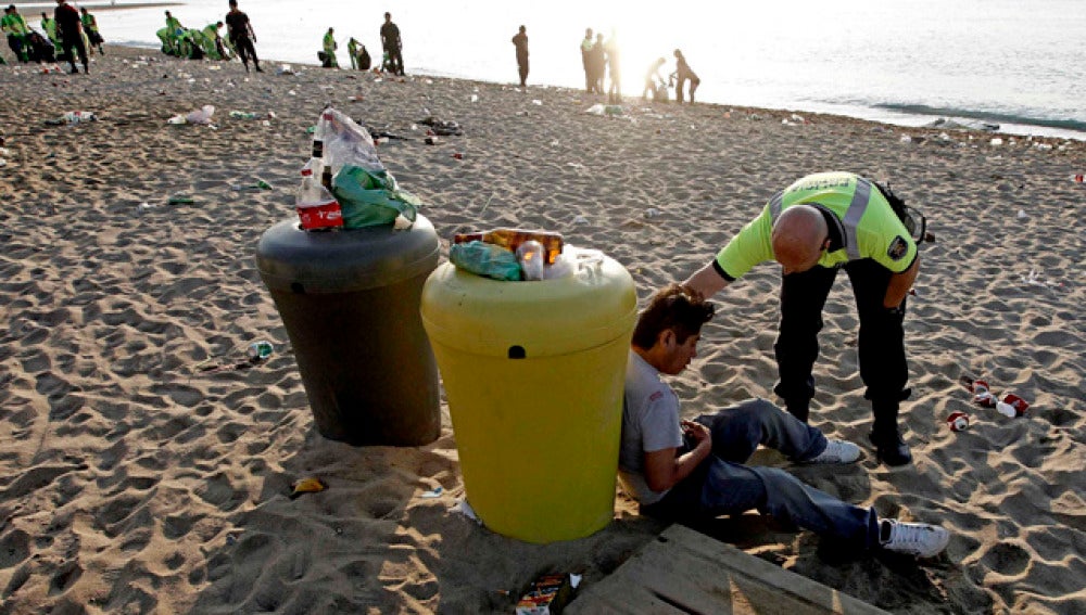 Efectivos en la playa de la Barceloneta