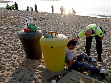 Efectivos en la playa de la Barceloneta