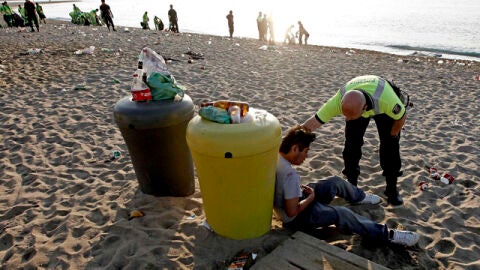 Efectivos en la playa de la Barceloneta