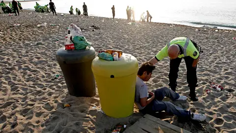 Efectivos en la playa de la Barceloneta Efectivos en la playa de la Barceloneta
