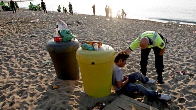 Toneladas de basura tras una noche de fiesta