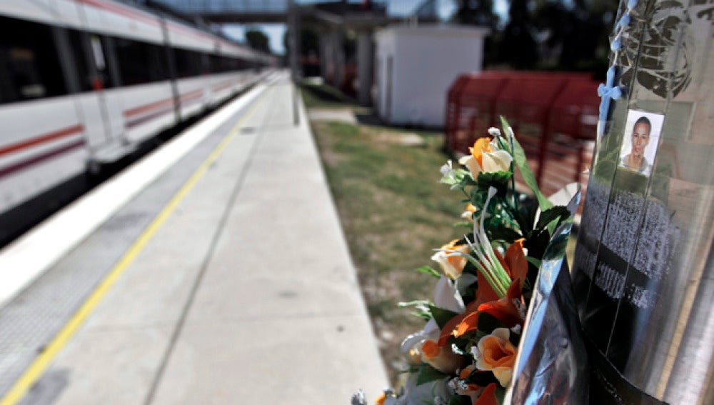 Flores en la estación de Castelldefels- Platja