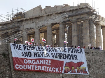 Pancarta desplegada en el Partenón de Atenas