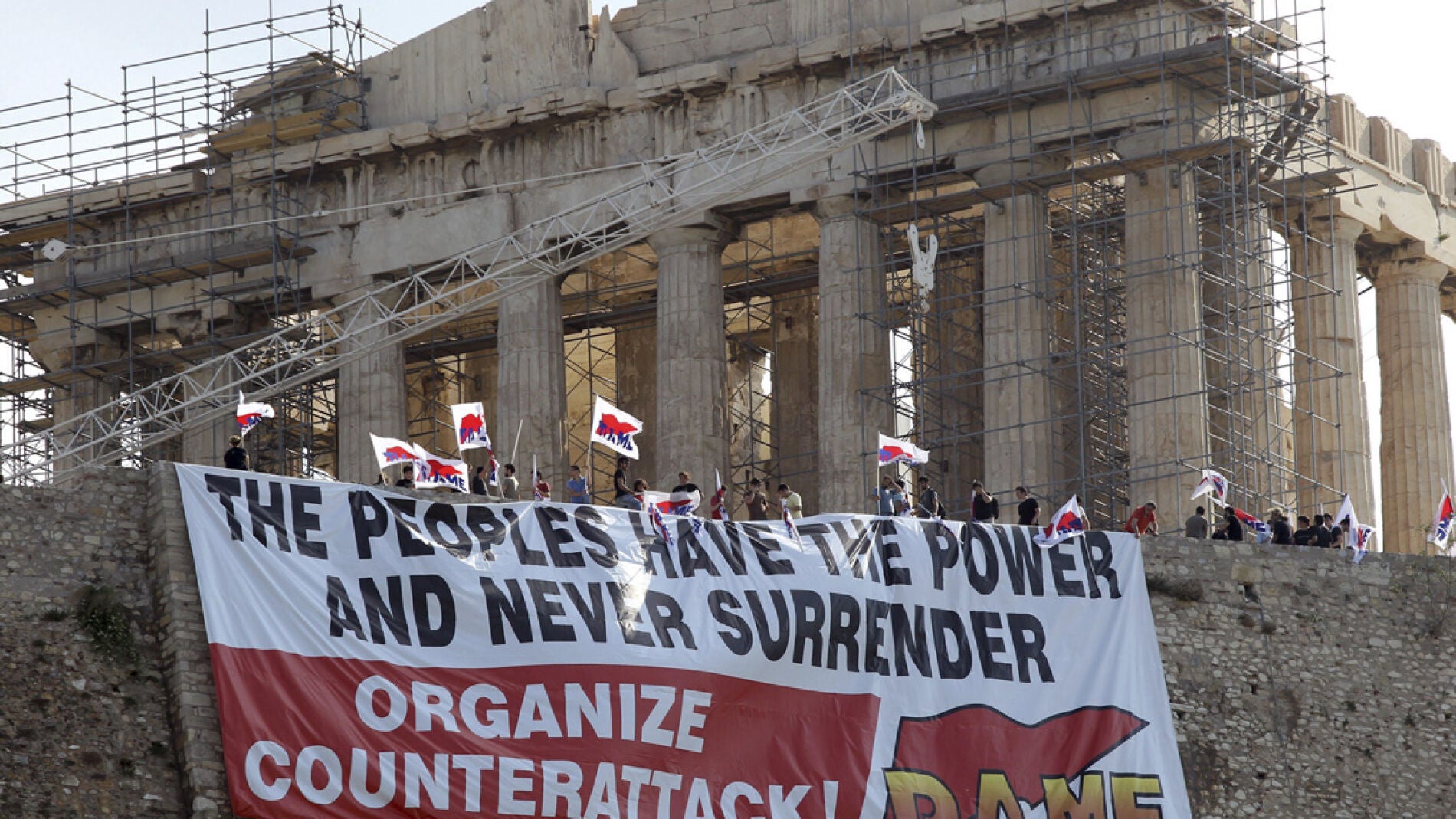 Pancarta desplegada en el Parten&oacute;n de Atenas
