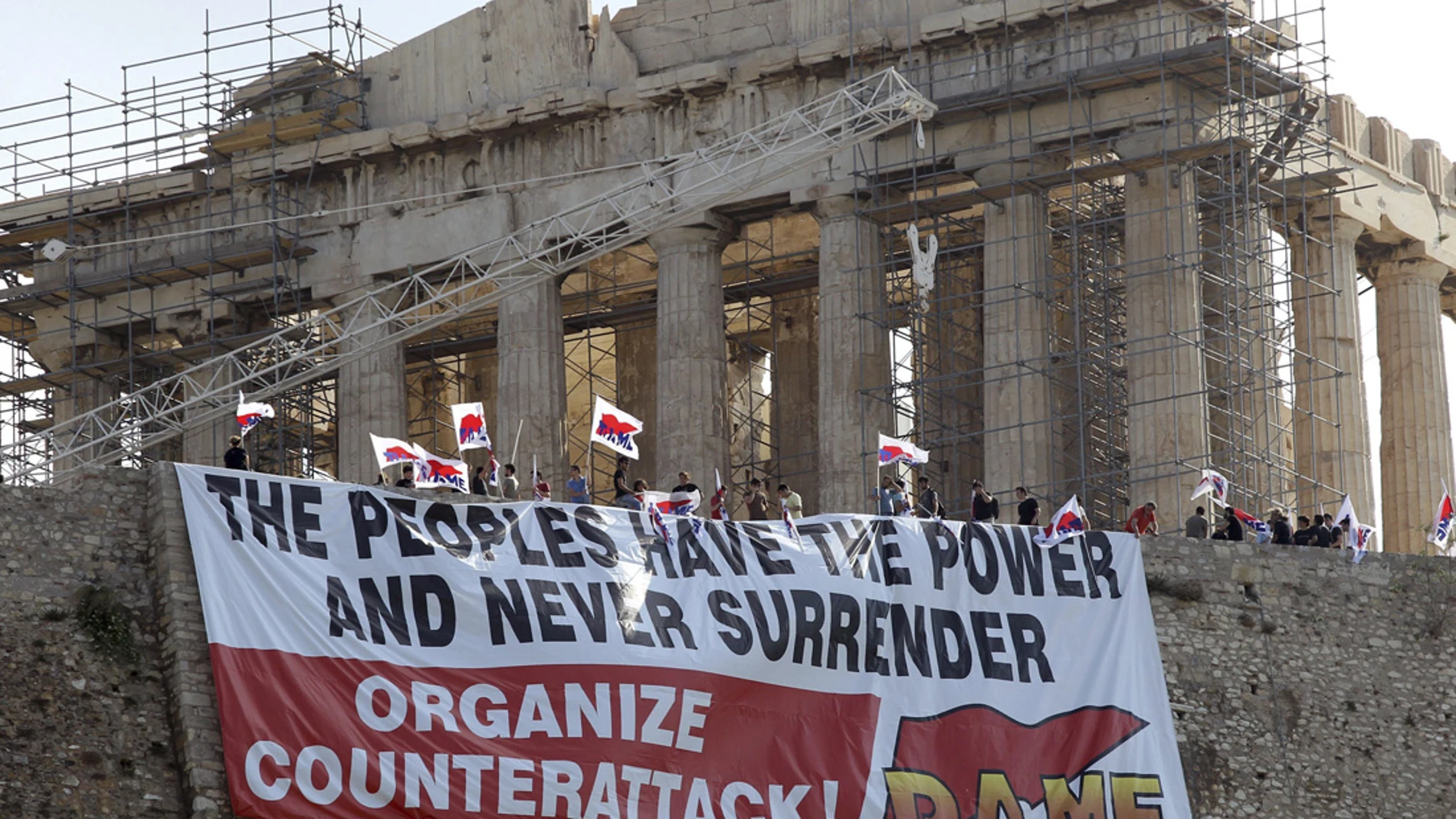 Pancarta desplegada en el Partenón de Atenas Pancarta desplegada en el Partenón de Atenas