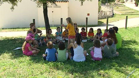 Ni&ntilde;os jugando en un campamento de verano