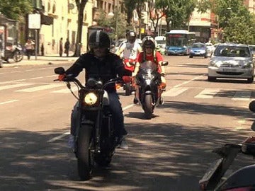 Dos motoristas por las calles de Madrid