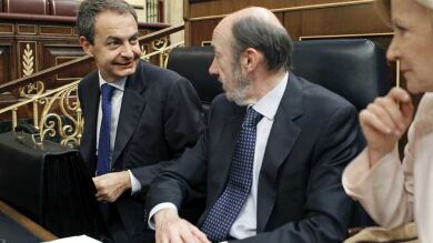 El PSOE ve compatible el liderazgo de Rubalcaba con el cargo de Zapatero