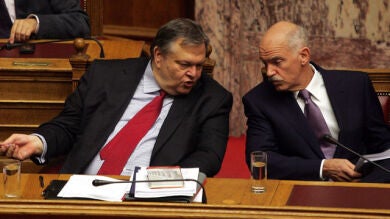 Grecia aprueba el plan de ajuste que desbloquea las ayudas para evitar la quiebra