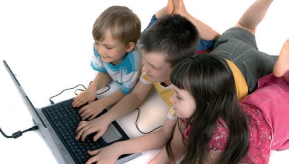 Tres niños con un portátil